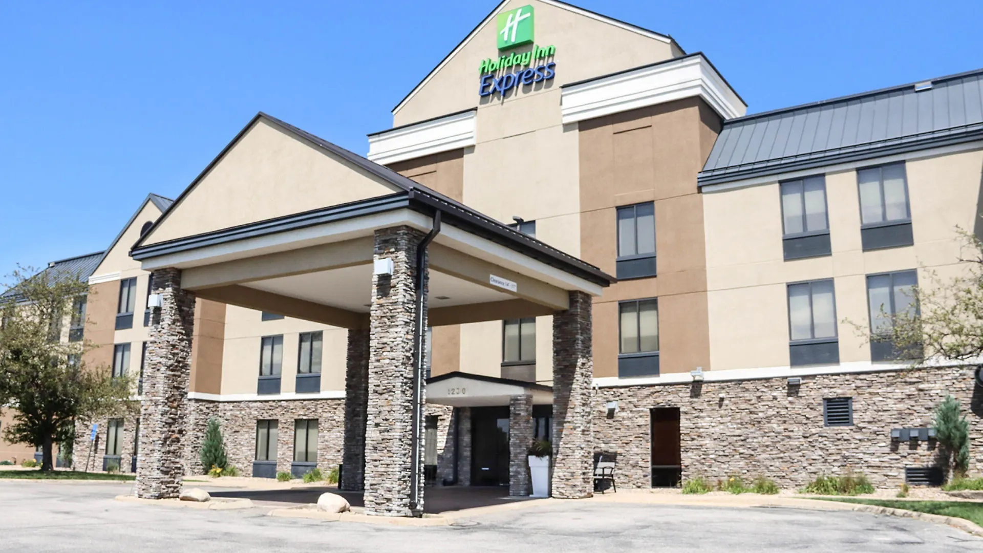 Staying Near Hunters Ridge Golf Course: 4 Business Hotels Compared