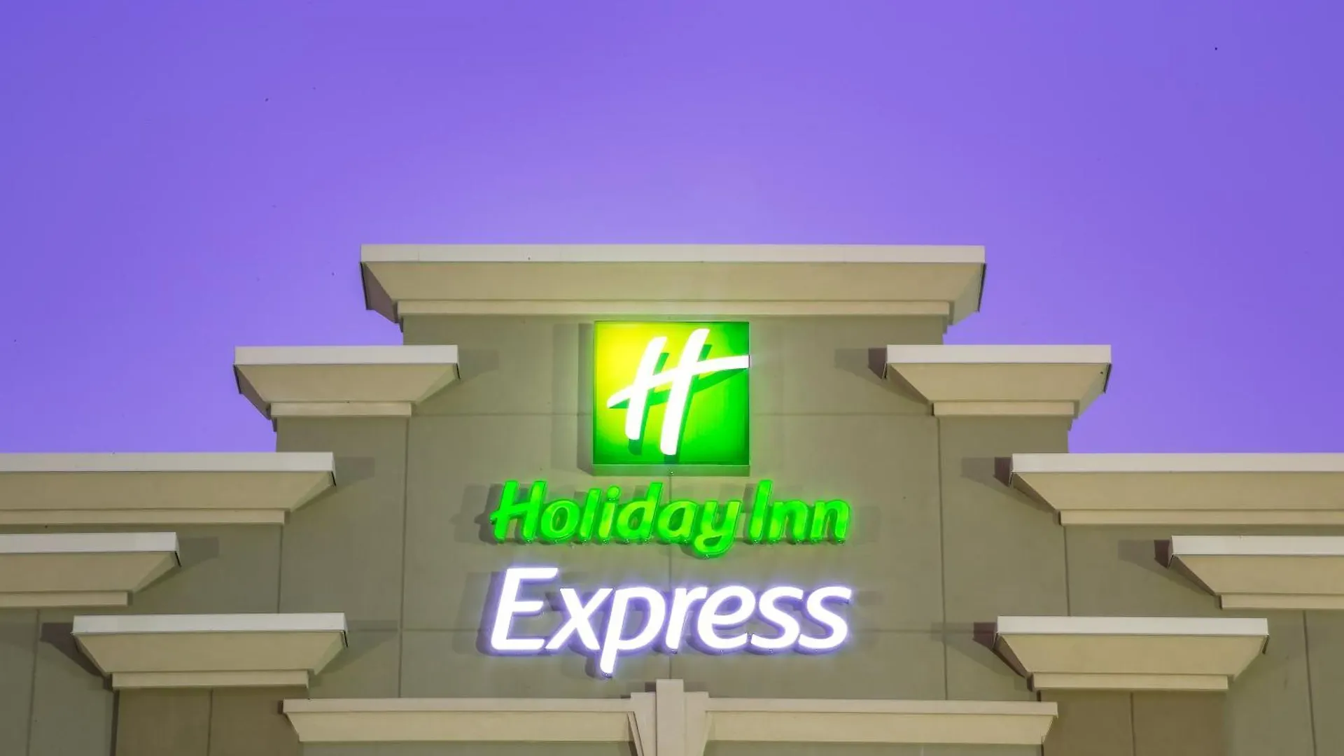 Staying Near Hill Aerospace Museum: 4 Three-Star Hotels Compared