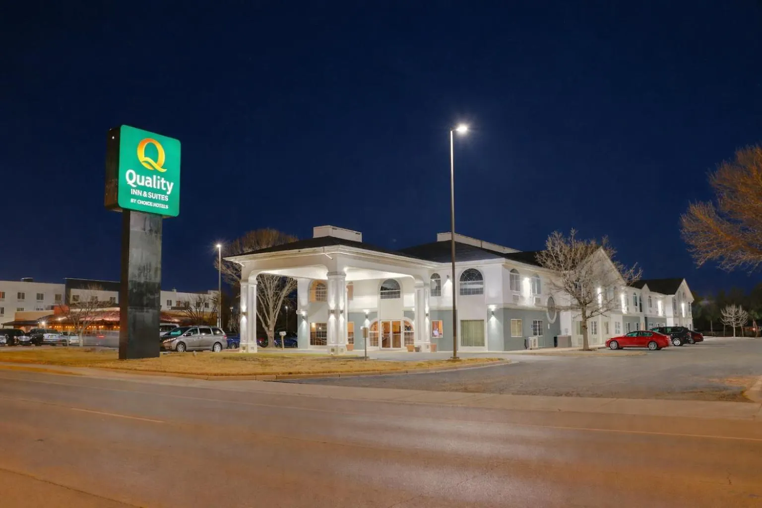 Staying Near Goddard Planetarium: 4 Roswell Hotels Compared