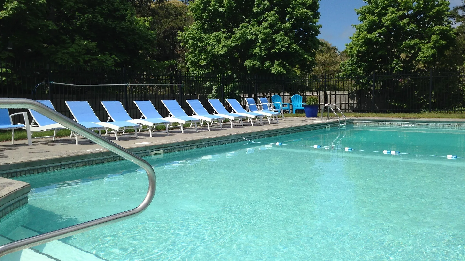 Where to Stay Near Brooks Academy Museum: 4 Hotels for Couples