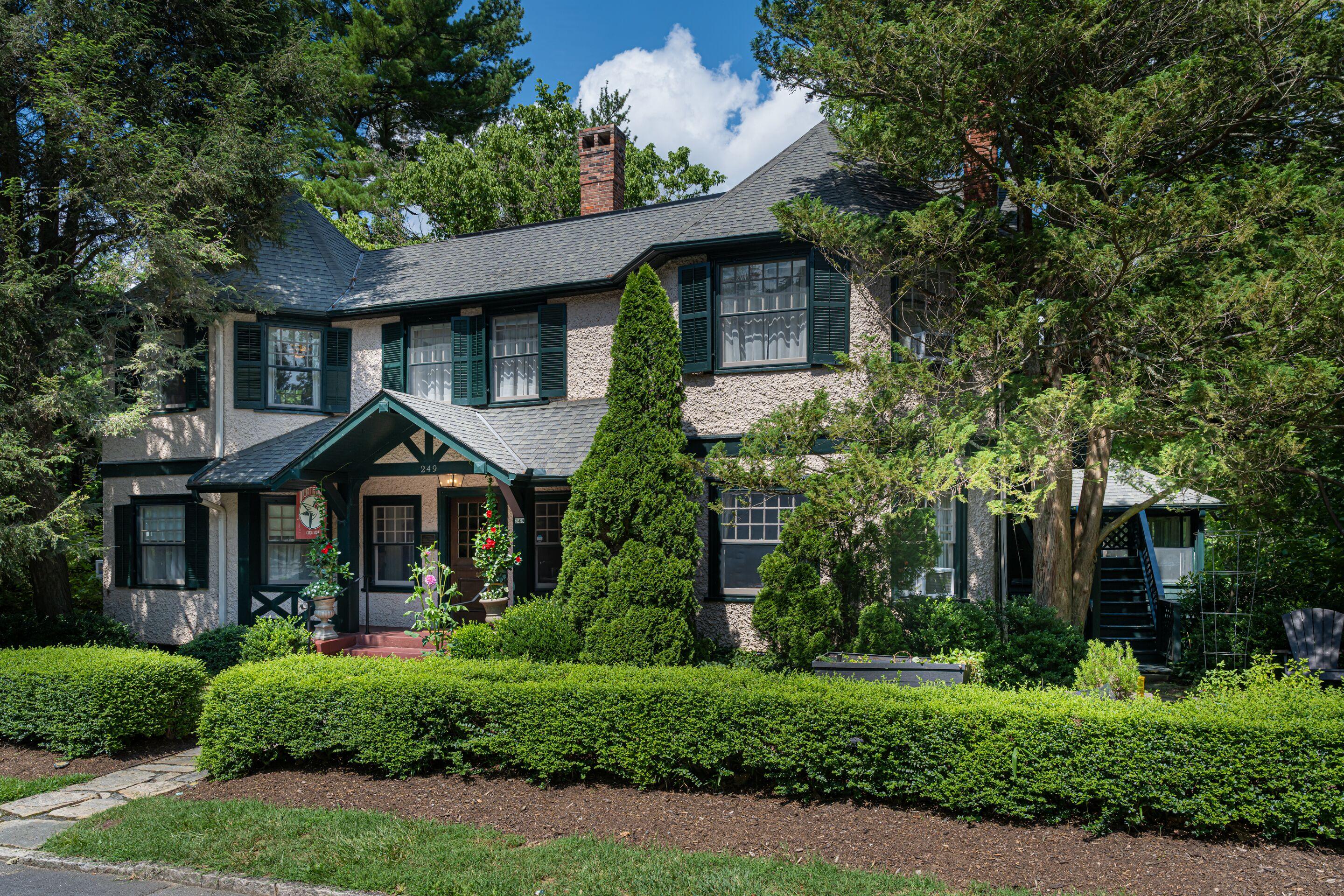 5 Central Asheville Hotels Close to Lake View Park
