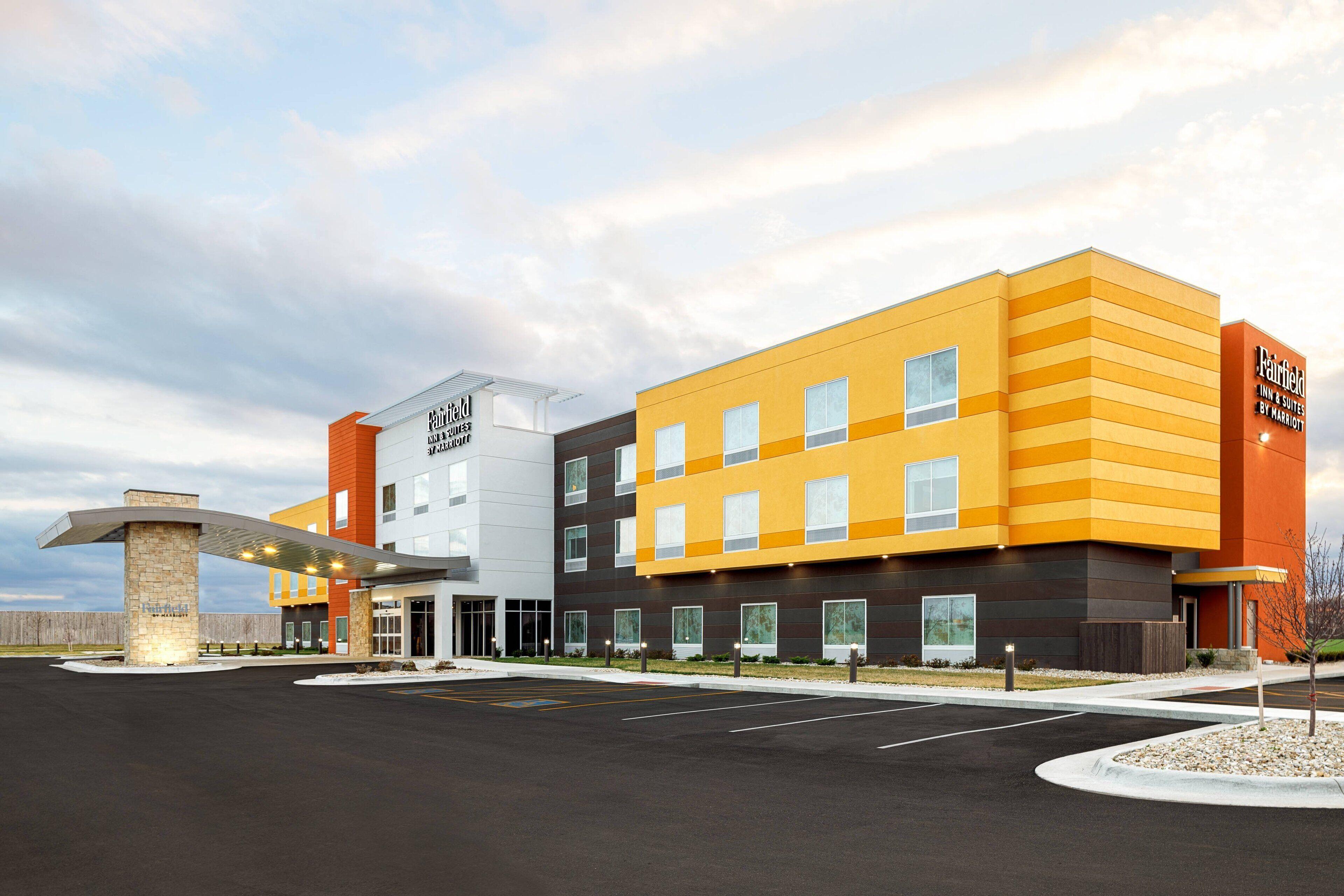 Where to Stay Near Smoky Hill Museum: 4 Airport Hotels