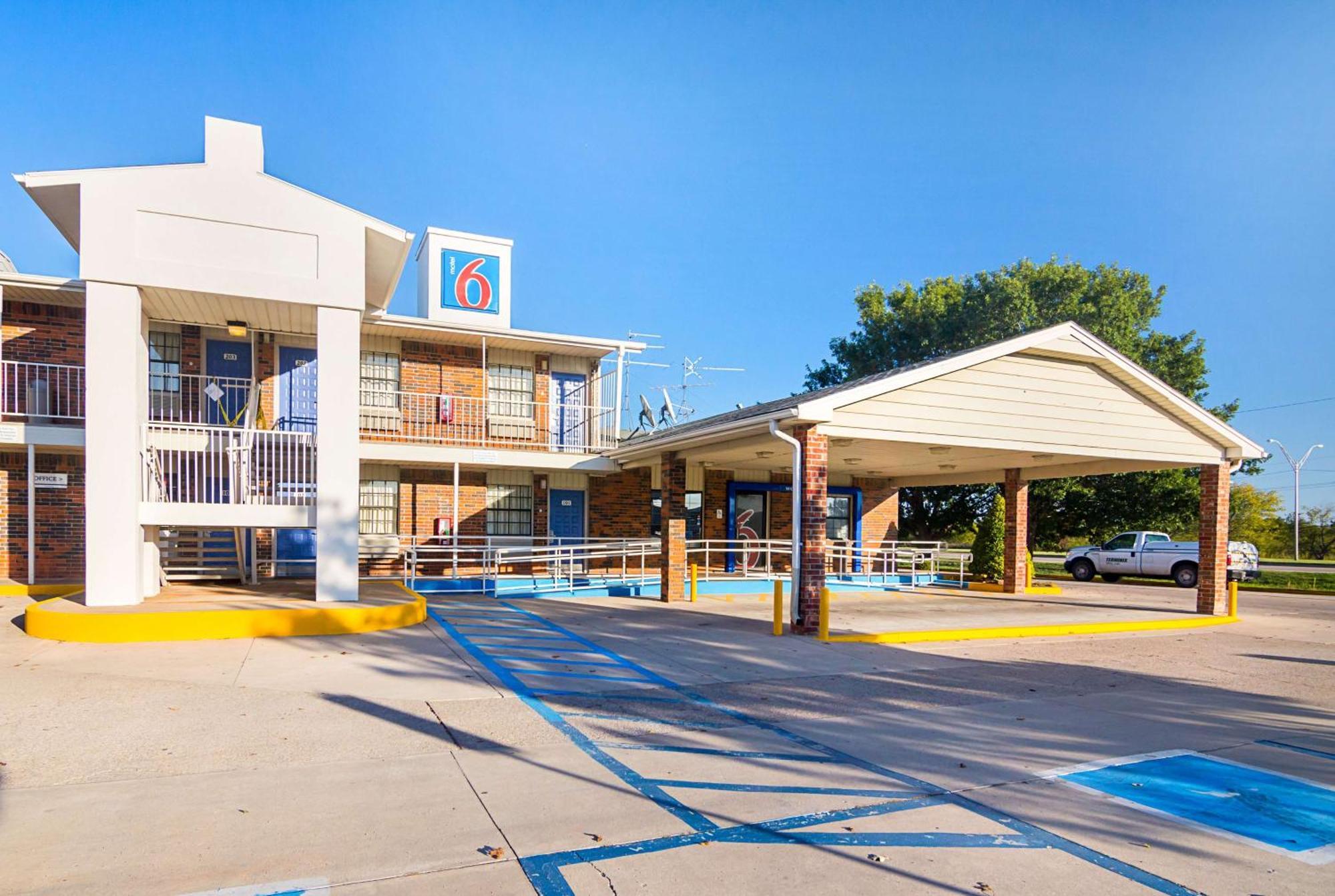 4 Airport Hotels Near Mattle Beal Home That Deliver